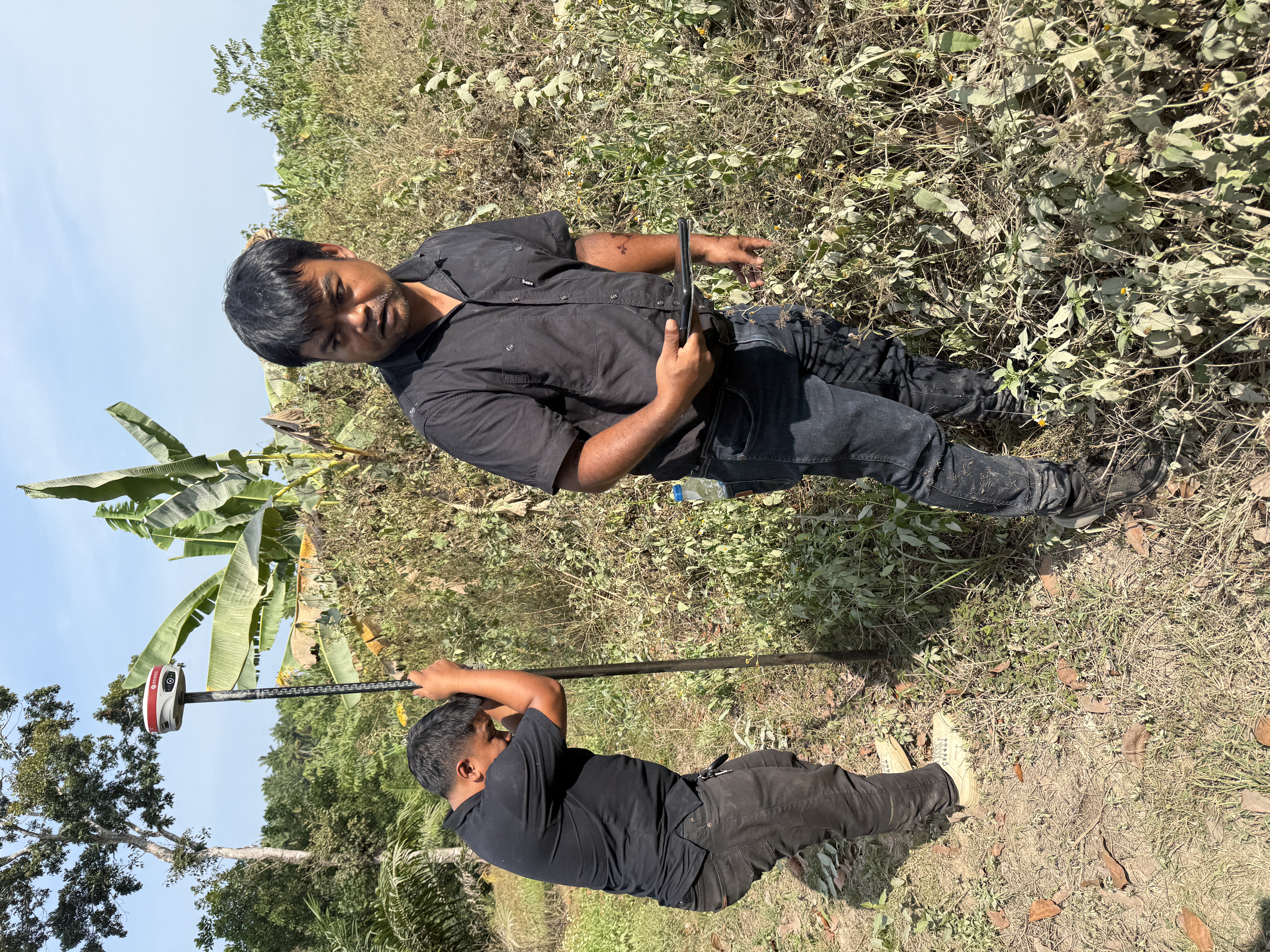 title - วันจันทร์ที่ 19 มกราคม 2569 นายนิกร ไพริน ปฏิรูปที่ดินจังหวัดชุมพร มอบหมายให้ นายพิษณุ บุญแนบ ผู้อำนวยการกลุ่มงานช่างและแผนที่ พร้อมด้วย เจ้าหน้าที่ ส.ป.ก.ชุมพร ลงพื้นดำเนินการรังวัดที่ดิน 